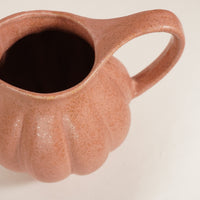 Carafe en grès rose moutarde