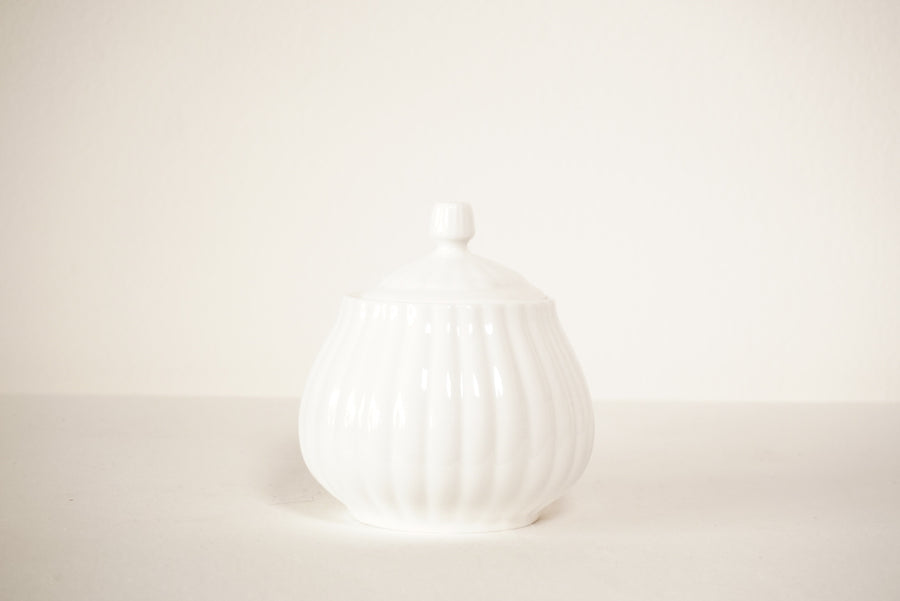 Sucrier en fine porcelaine blanche