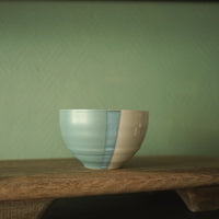 Petit bol mi-bleu mi-blanc