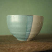 Petit bol mi-bleu mi-blanc